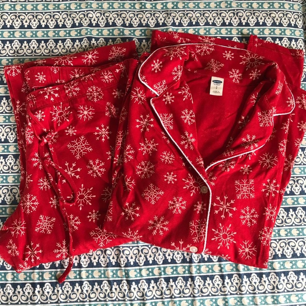Old Navy Red & White Snowflake Christmas holiday Pajama Set